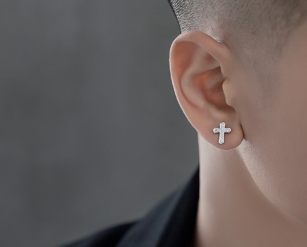 Férfi fülbevaló kereszttel és kövekkel