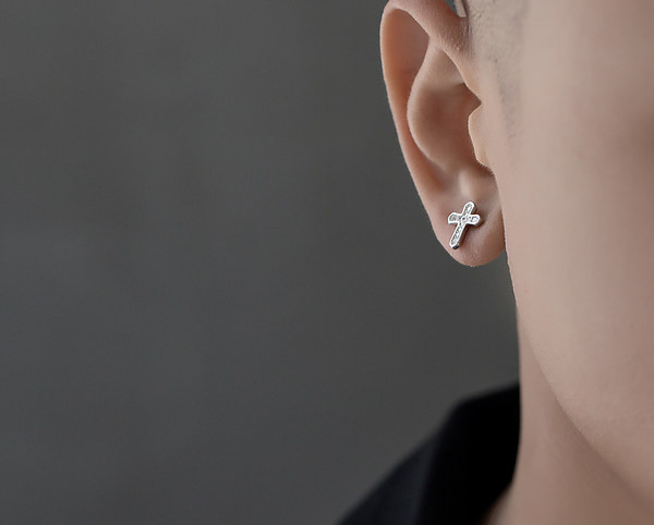 Férfi fülbevaló kereszttel és kövekkel