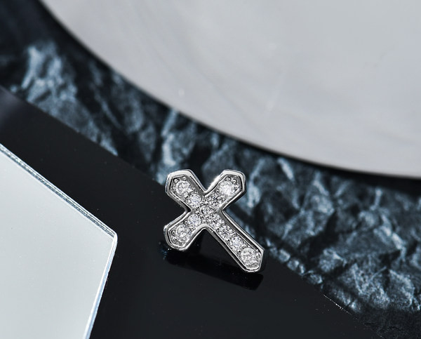 Férfi fülbevaló kereszttel és kövekkel