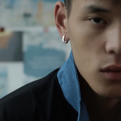 Vīriešu auskari ar apaļu formu un akmeņiem