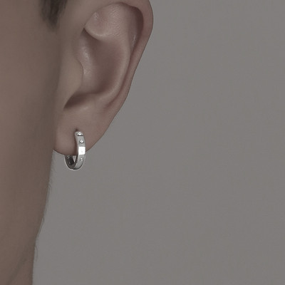 Vīriešu auskari ar apaļu formu un akmeņiem