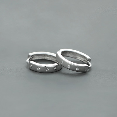 Vīriešu auskari ar apaļu formu un akmeņiem