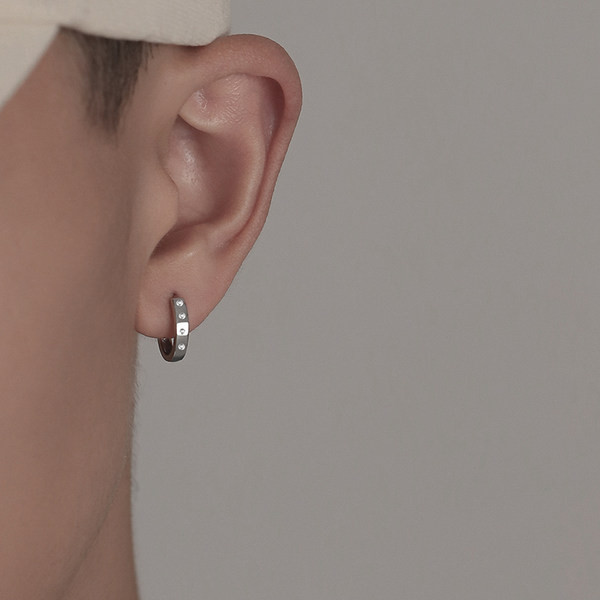 Vīriešu auskari ar apaļu formu un akmeņiem