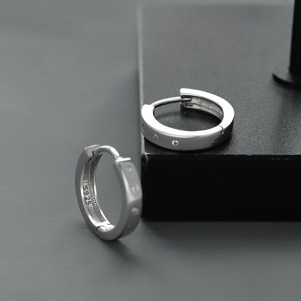 Vīriešu auskari ar apaļu formu un akmeņiem