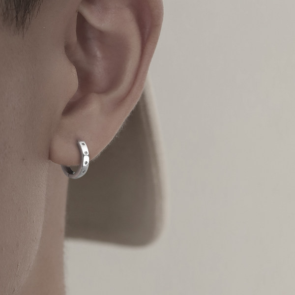 Vīriešu auskari ar apaļu formu un akmeņiem