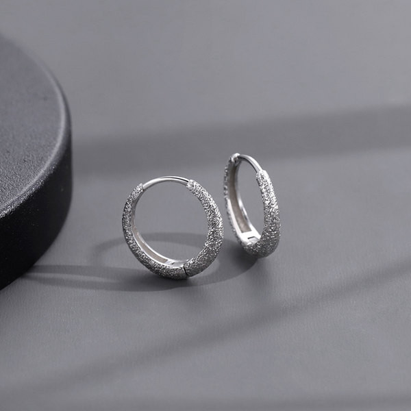 Vīriešu auskari ikdienā