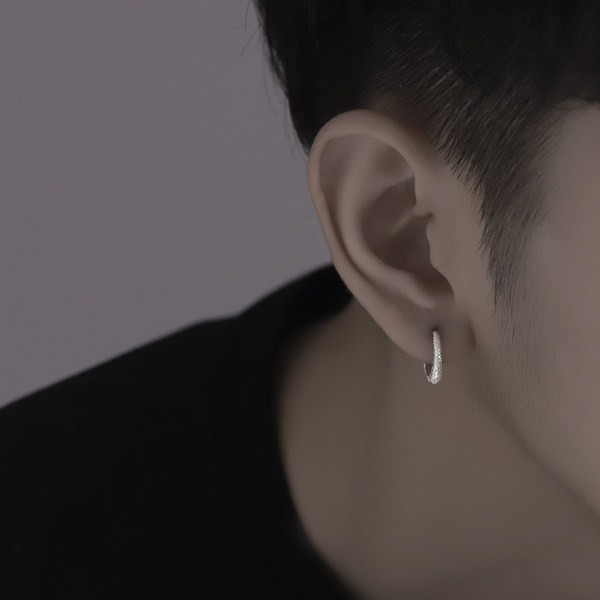 Vīriešu auskari ikdienā