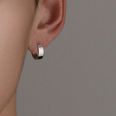 Čist model muških naušnica srebrne boje