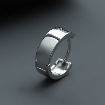 Čist model muških naušnica srebrne boje