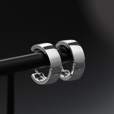 Čist model muških naušnica srebrne boje