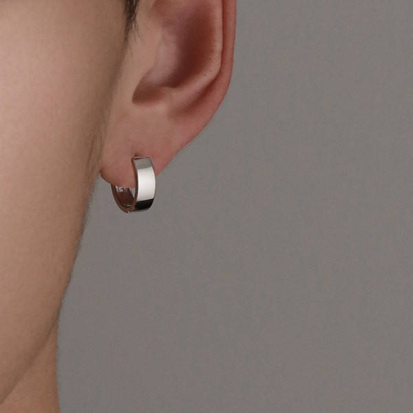 Čist model muških naušnica srebrne boje