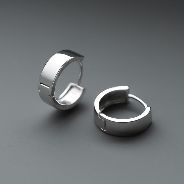 Čist model muških naušnica srebrne boje