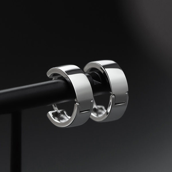 Čist model muških naušnica srebrne boje