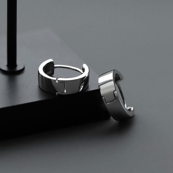 Čist model muških naušnica srebrne boje