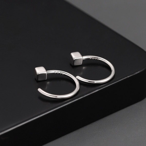 Ležerne muške naušnice s nitnama