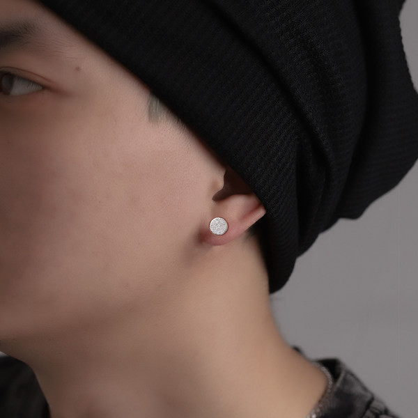 Νέο μοντέλο ανδρικά σκουλαρίκια σε ασημί χρώμα