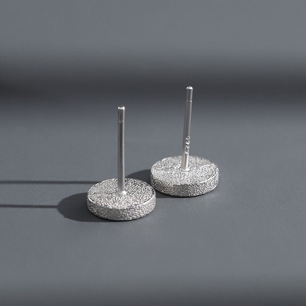 Νέο μοντέλο ανδρικά σκουλαρίκια σε ασημί χρώμα