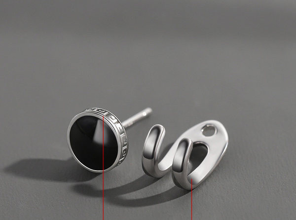 Ανδρικά σκουλαρίκια σε δύο χρώματα