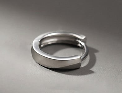 Ανδρικό σκουλαρίκι σε ασημί χρώμα