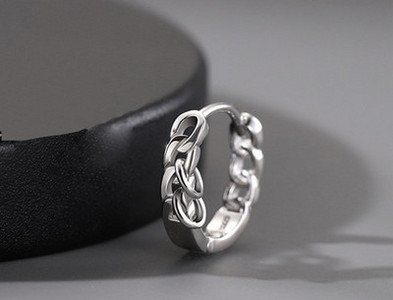 Ανδρικό σκουλαρίκι σε ασημί χρώμα