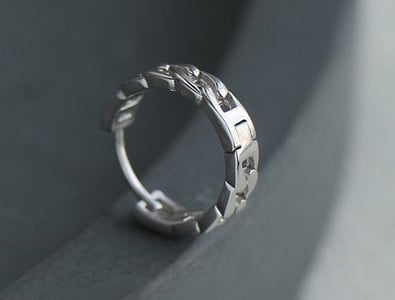 Ανδρικό σκουλαρίκι σε ασημί χρώμα