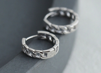 Ανδρικό σκουλαρίκι σε ασημί χρώμα