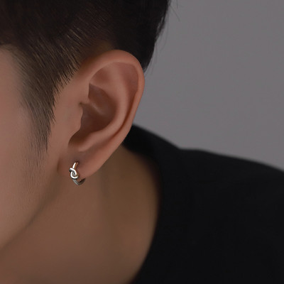 Ανδρικό σκουλαρίκι σε ασημί χρώμα