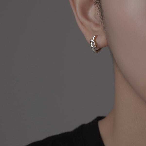 Ανδρικό σκουλαρίκι σε ασημί χρώμα