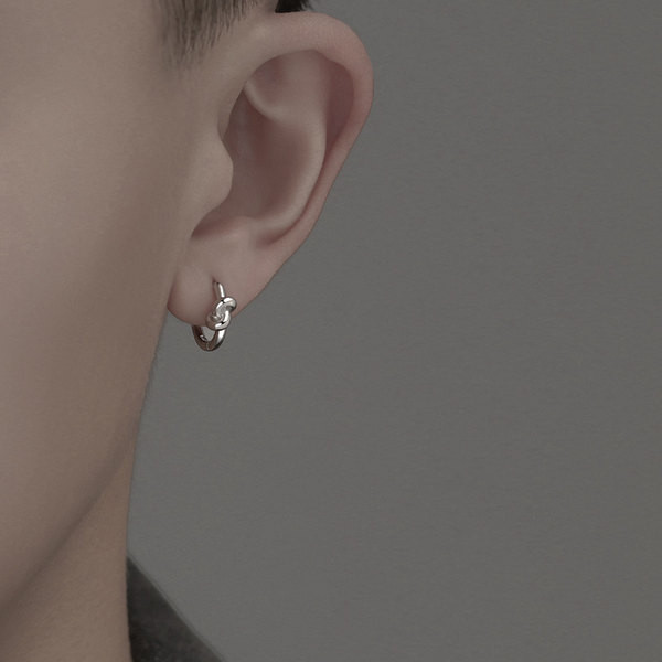 Ανδρικό σκουλαρίκι σε ασημί χρώμα