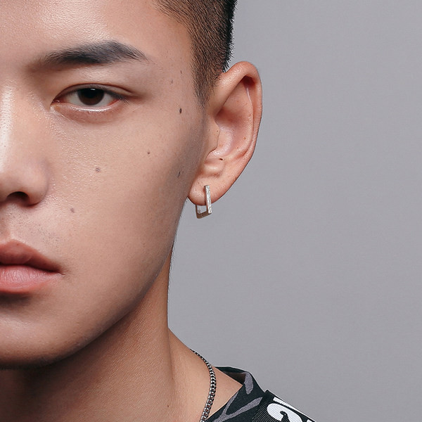 Cercei bărbați de culoare argintie - mai multe culori