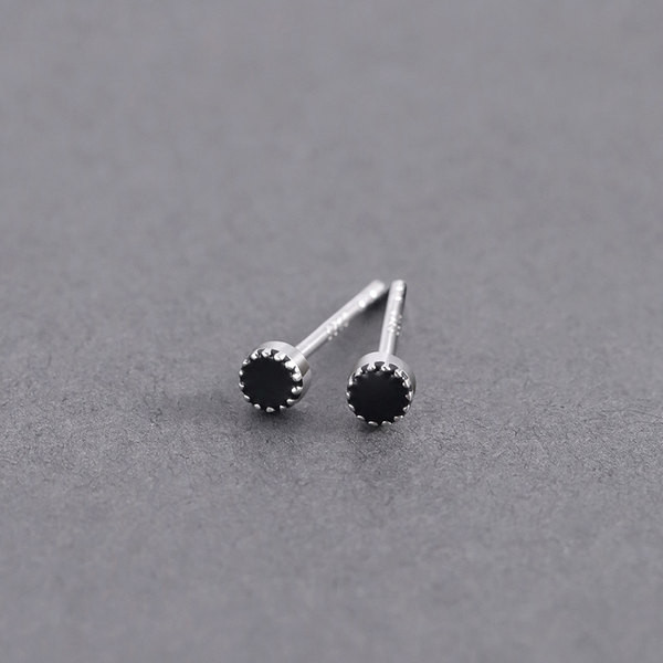 Egyszerű fülbevaló fekete-fehérben