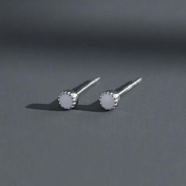 Egyszerű fülbevaló fekete-fehérben