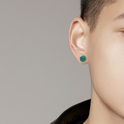 Muška naušnica okruglog oblika sa srebrnim detaljem