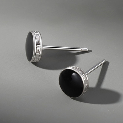 Muška naušnica okruglog oblika sa srebrnim detaljem