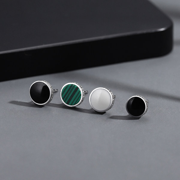 Muška naušnica okruglog oblika sa srebrnim detaljem