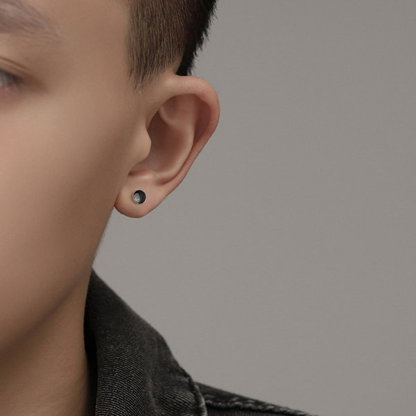 Muška naušnica okruglog oblika sa srebrnim detaljem