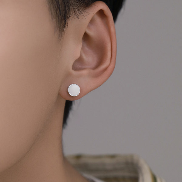 Muška naušnica okruglog oblika sa srebrnim detaljem