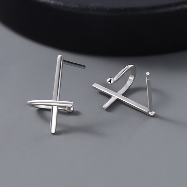 Ανδρικό σκουλαρίκι σε ασημί χρώμα