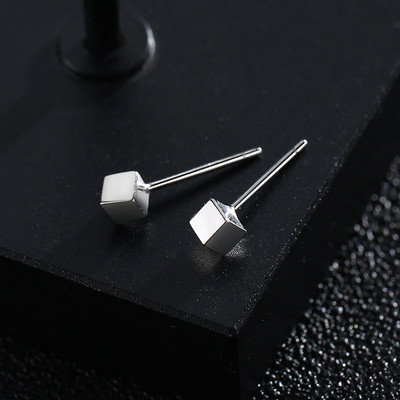 Ανδρικό μονό σκουλαρίκι σε ασημί χρώμα