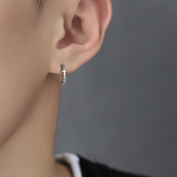 Vīriešu auskars ar krustiņu