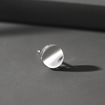 Muške naušnice s nitnama u ležernom stilu