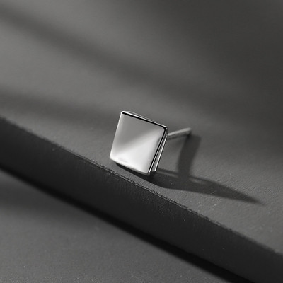 Muške naušnice s nitnama u ležernom stilu