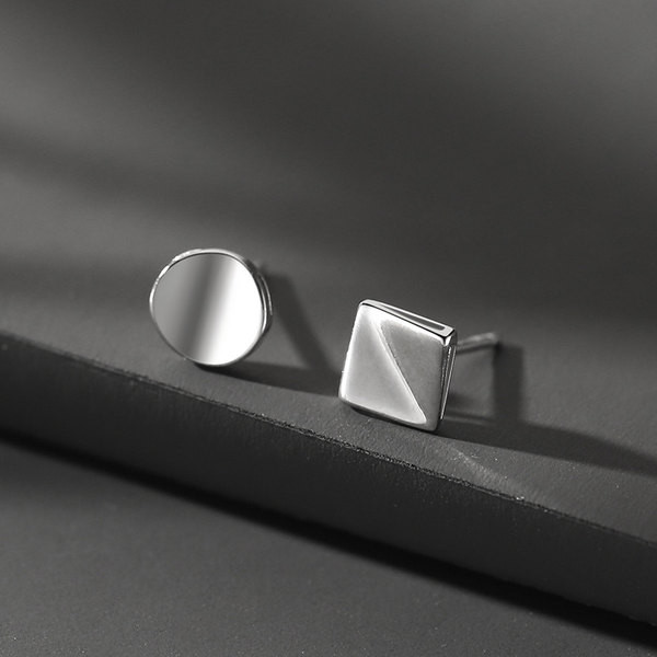 Muške naušnice s nitnama u ležernom stilu