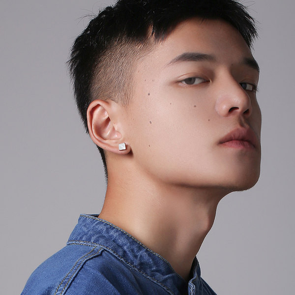 Muške naušnice s nitnama u ležernom stilu