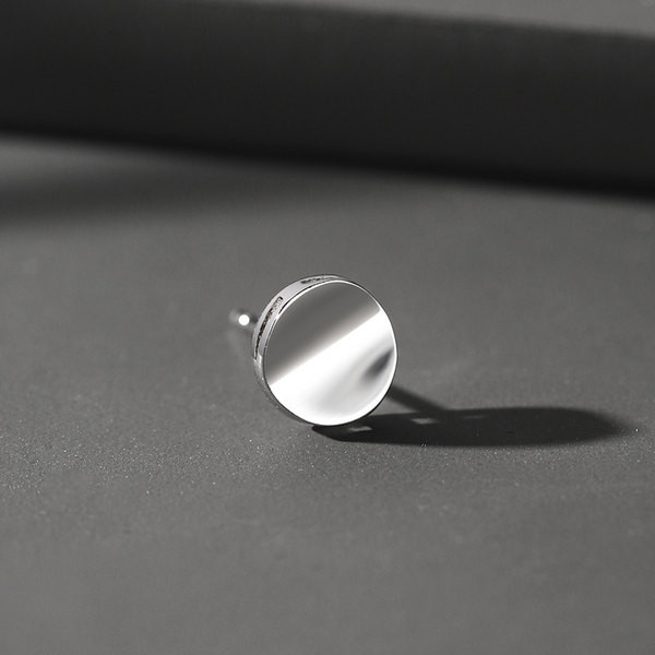 Muške naušnice s nitnama u ležernom stilu