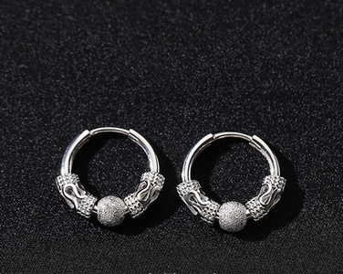 Vīriešu auskars ar apaļu formu