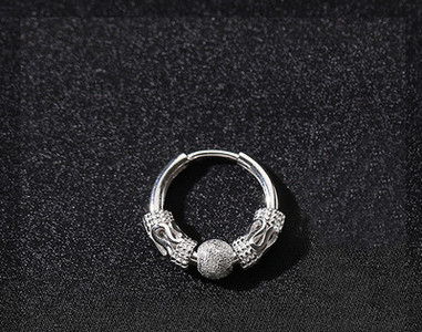 Vīriešu auskars ar apaļu formu