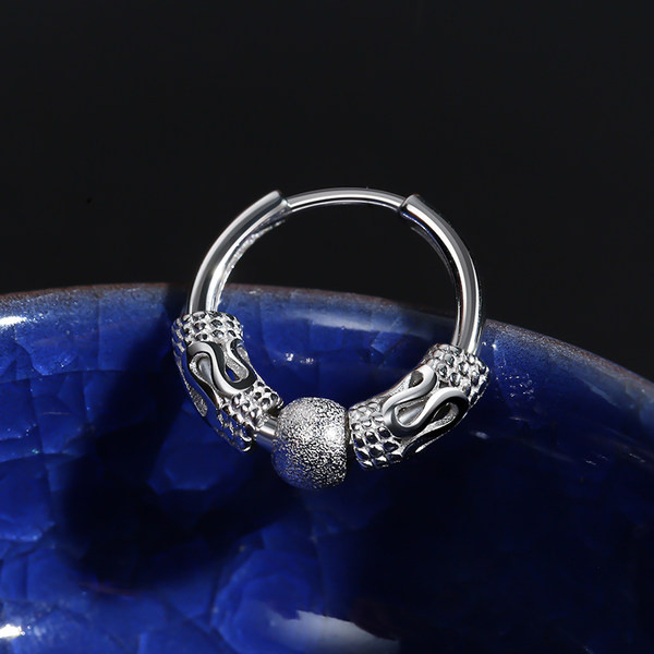 Vīriešu auskars ar apaļu formu