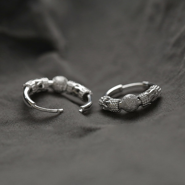 Vīriešu auskars ar apaļu formu