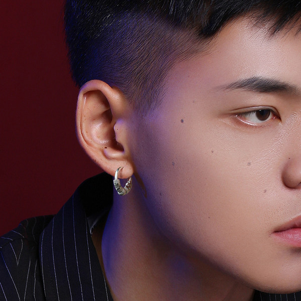 Vīriešu auskars ar apaļu formu